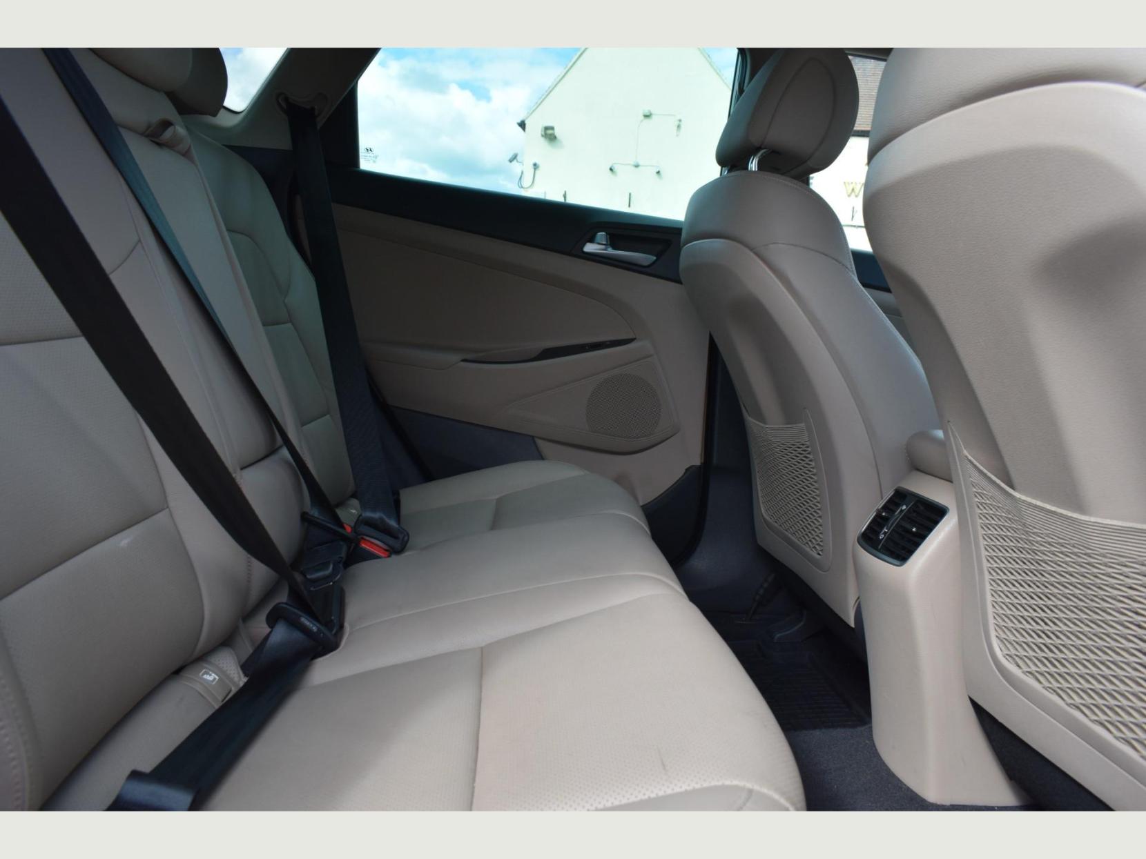 Hyundai TUCSON 1.7 CRDi Blue Drive Premium SUV 5dr Diesel DCT Euro 6 (s/s) (141 ps)